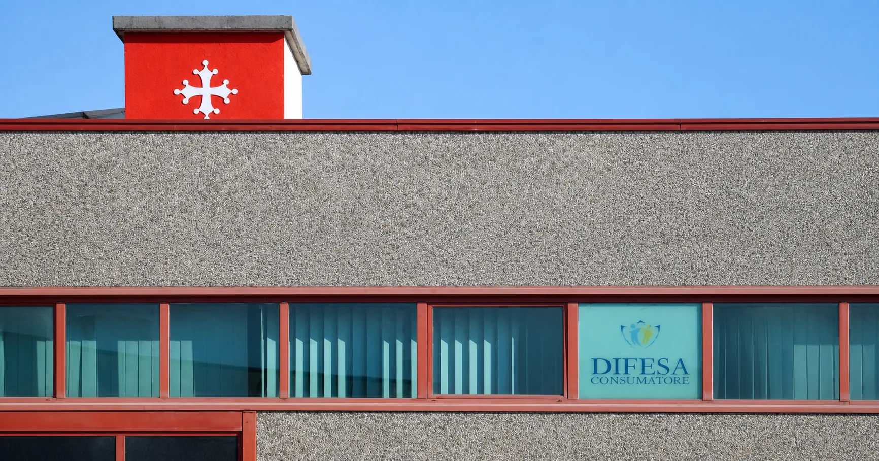 Sede di Difesa Consumatore a Pisa con la croce pisana e l'insegna dello studio